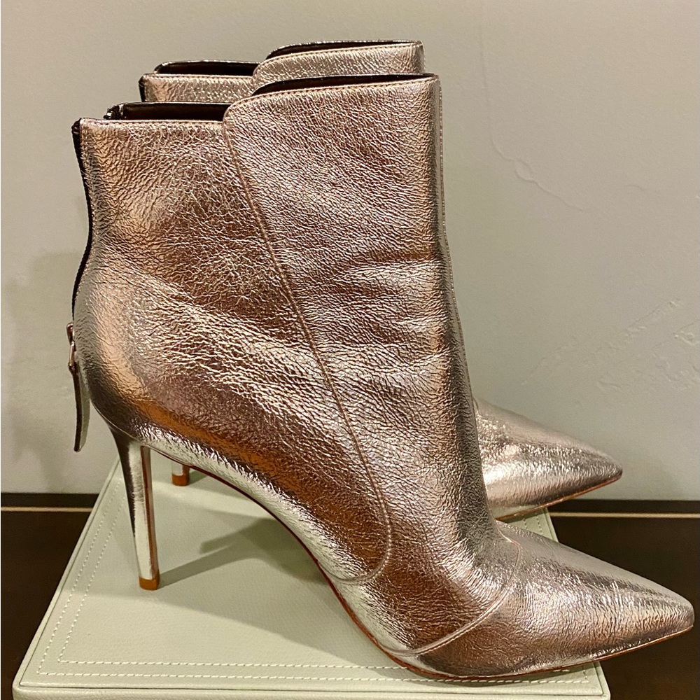 VERO CUOIO silver booties. Brand new never worn.